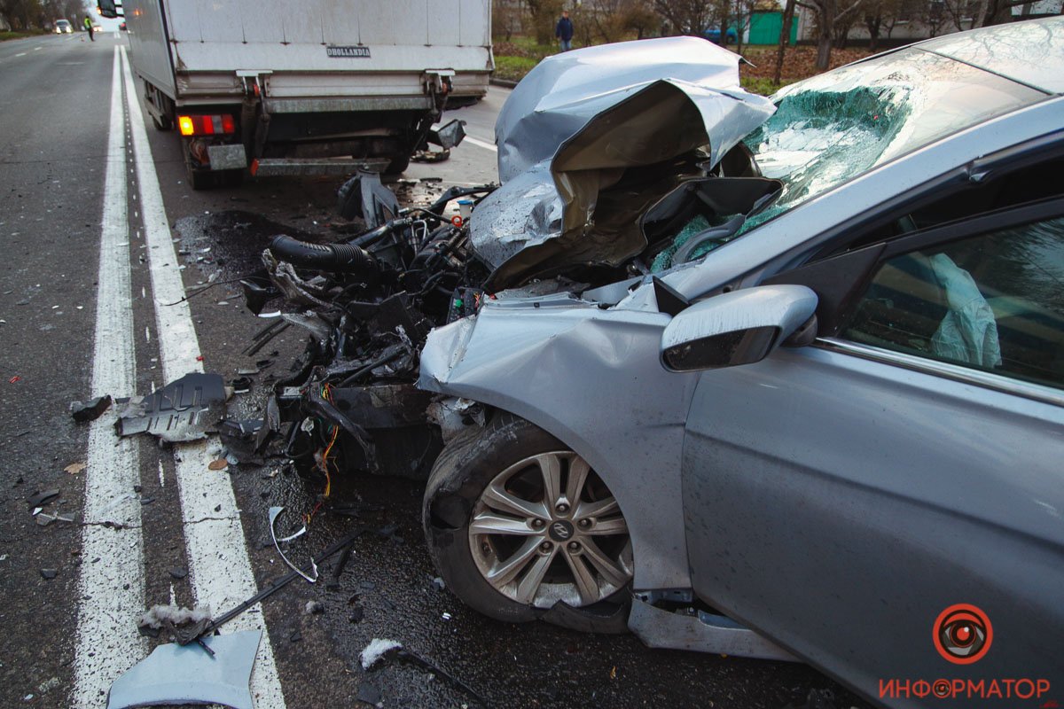 На выезде из Днепра столкнулись грузовик, Volkswagen, Hyundai и маршрутка: движение затруднено 4