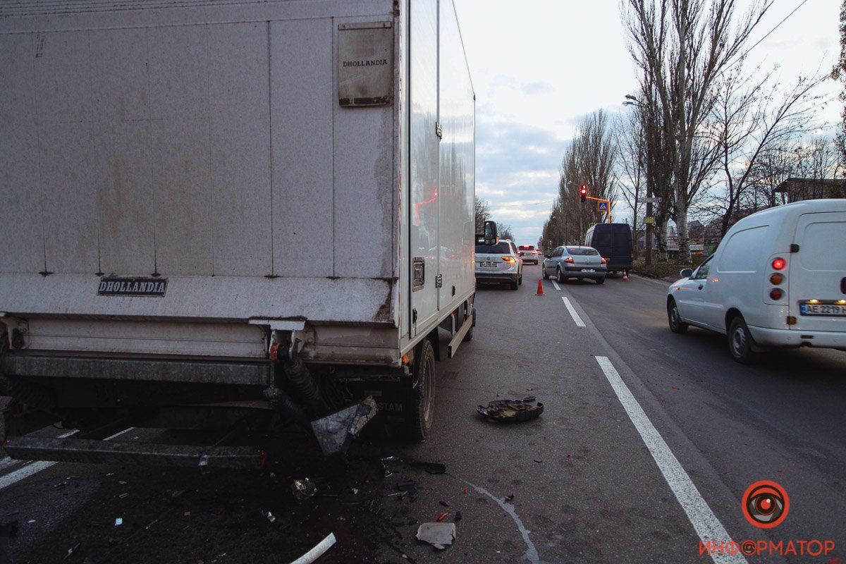 На выезде из Днепра столкнулись грузовик, Volkswagen, Hyundai и маршрутка: движение затруднено 5