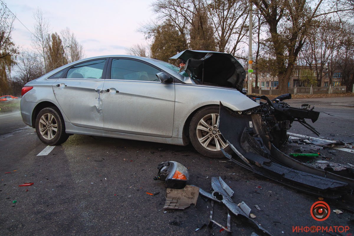 На выезде из Днепра столкнулись грузовик, Volkswagen, Hyundai и маршрутка: движение затруднено 6