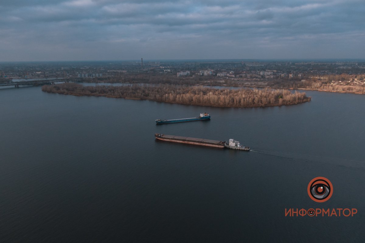 Несколько барж расположились на Днепре в районе Амурского моста