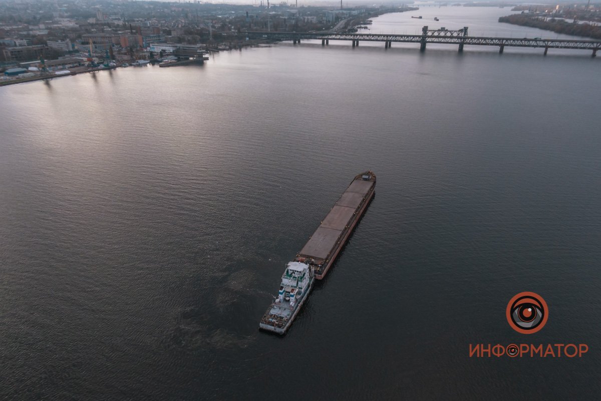 Рассекает Днепр