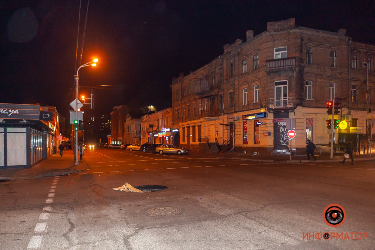 По состоянию на 21:30, яму не оградили По состоянию на 21:30, яму не оградили