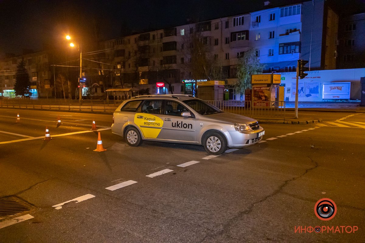 Водитель Chevrolet остановился, чтобы пропустить пешехода