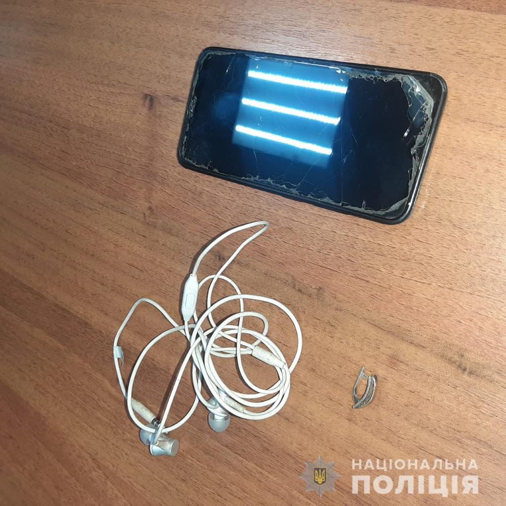 Мужчина забрал у девушки телефон, деньги и украшения