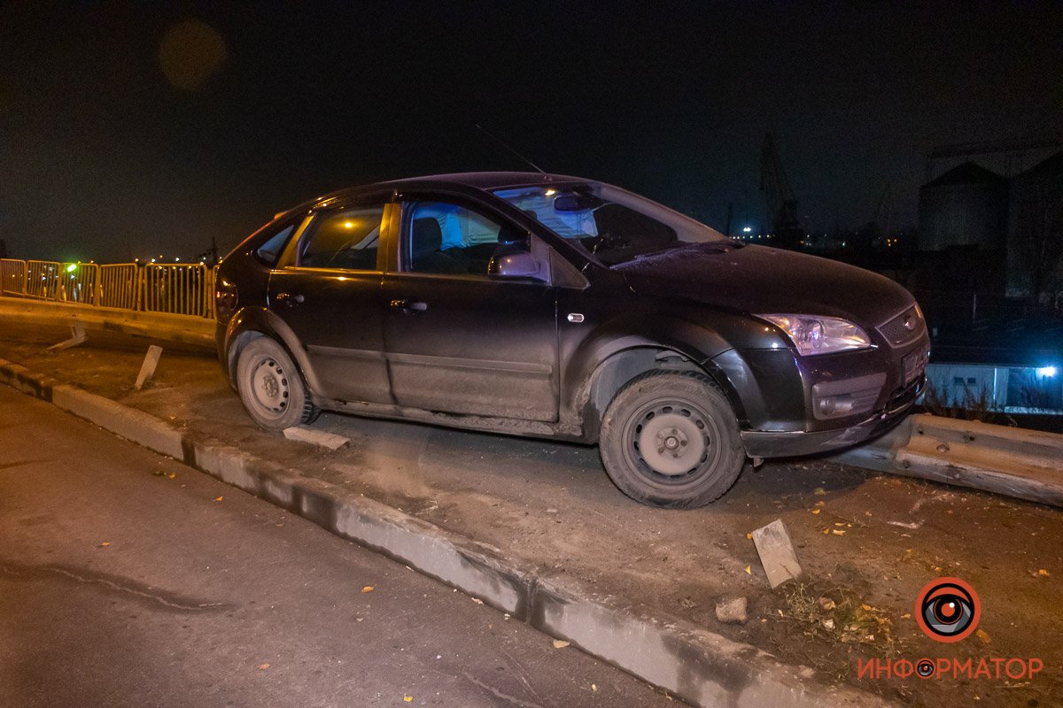 Ford врезался в отбойник Ford врезался в отбойник