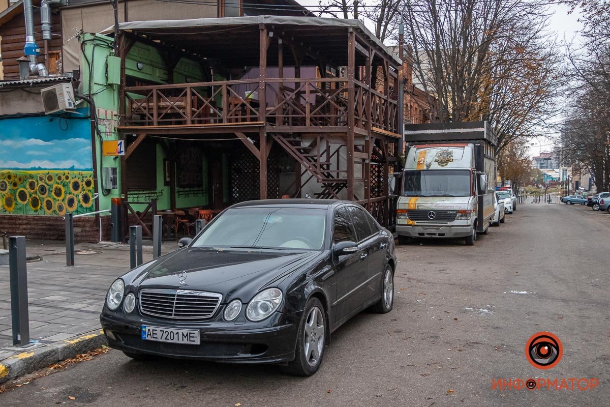 Неизвестный достал оружие из автомобиля Mercedes Неизвестный достал оружие из автомобиля Mercedes