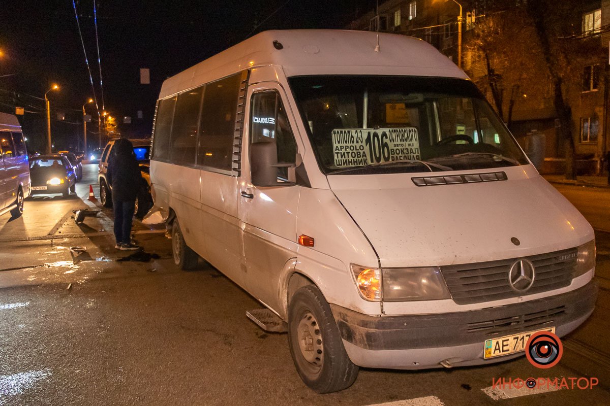 Водитель маршрутки собирался поворачивать на Титова Водитель маршрутки собирался поворачивать на Титова
