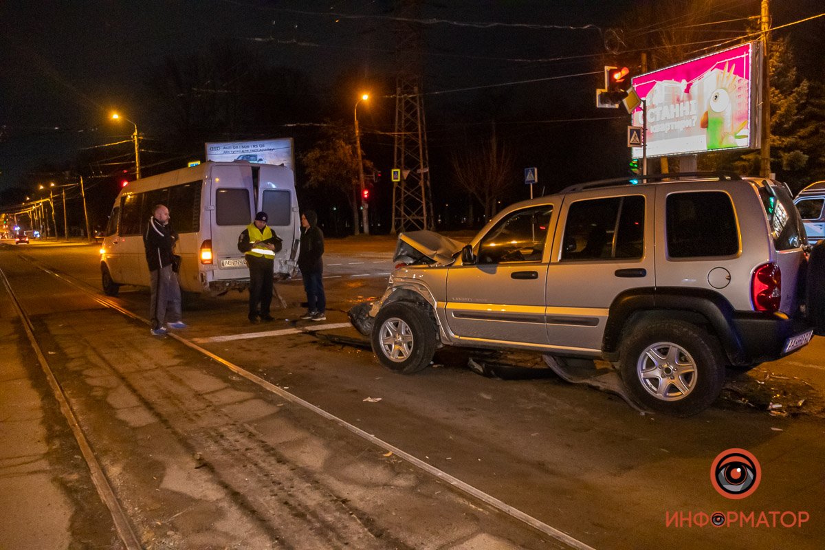 В Днепре на проспекте Богдана Хмельницкого Jeep врезался в маршрутку 10