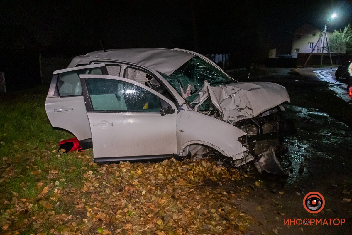 Автомобиль влетел в фонарный столб Автомобиль влетел в фонарный столб