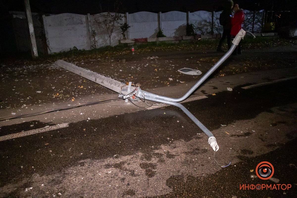 Столб завалился на землю Столб завалился на землю