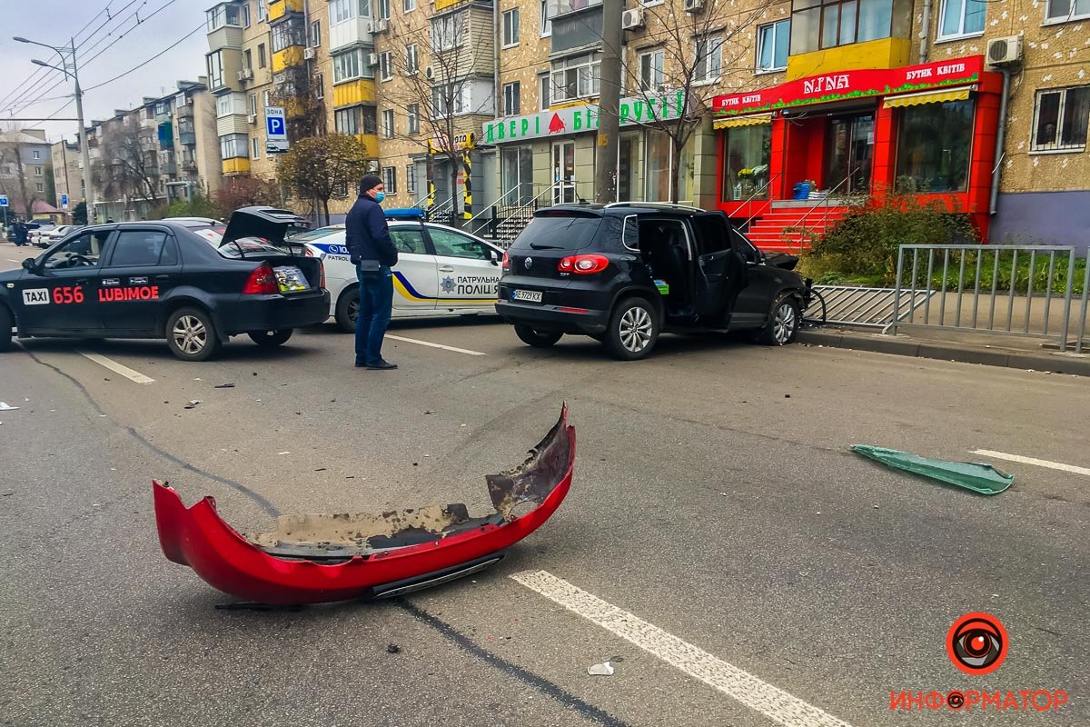 От удара Volkswagen вынесло на обочину, где он снес ограждение