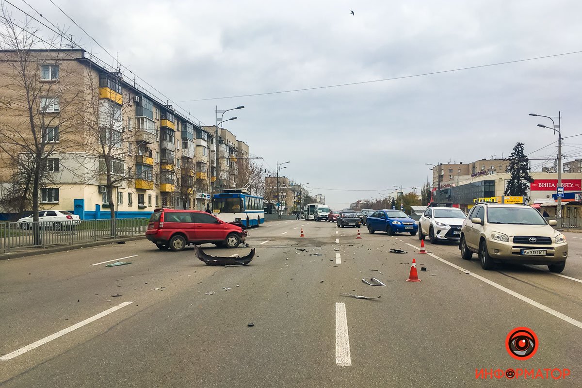 Из-за аварии заняты все полосы движения в сторону центра