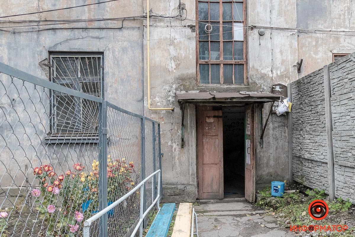 Вместо тяжелых дверей с домофоном — зачастую, старые межкомнатки Вместо тяжелых дверей с домофоном — зачастую, старые межкомнатки