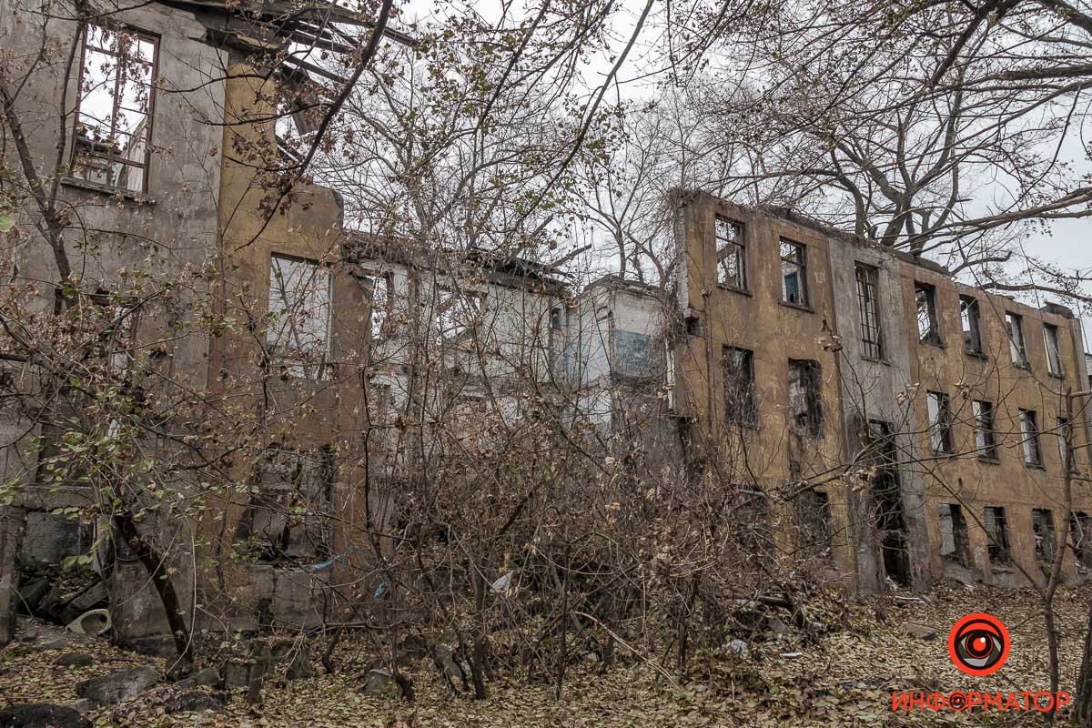 По соседству с жилыми домами стоят заброшенные холодные здания По соседству с жилыми домами стоят заброшенные холодные здания