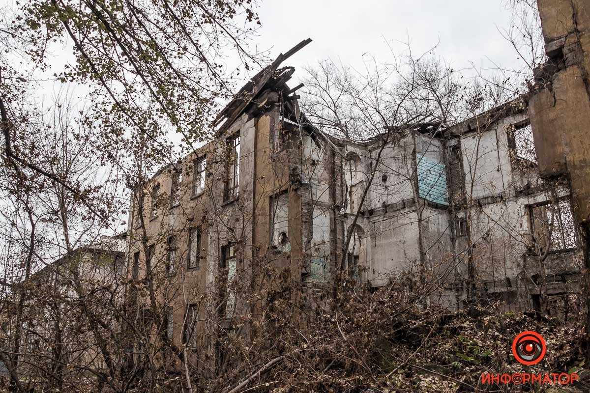 А смысл существования этого здания вот в чем: оно сознает, что оно лишнее А смысл существования этого здания вот в чем: оно сознает, что оно лишнее