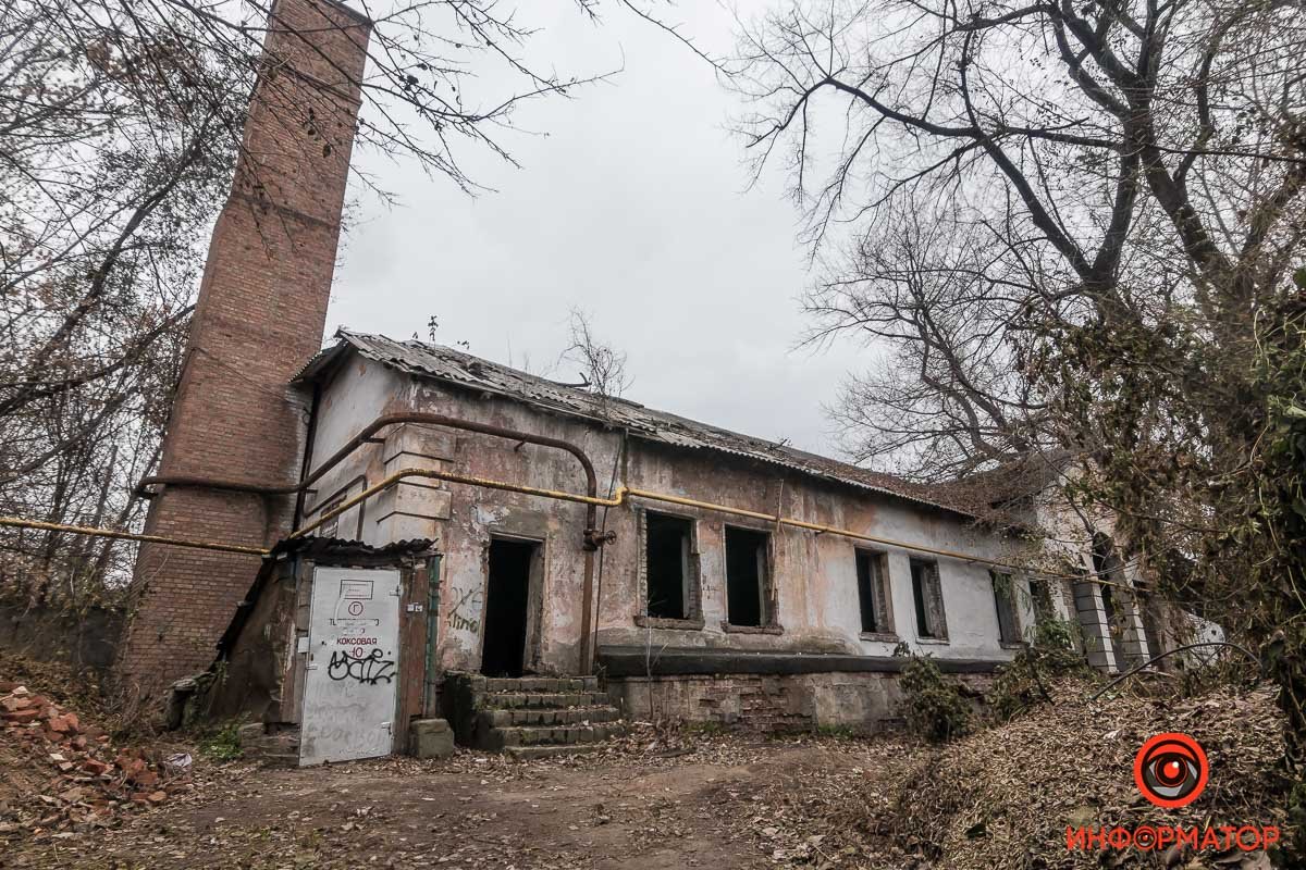Молча доживает свой век Молча доживает свой век
