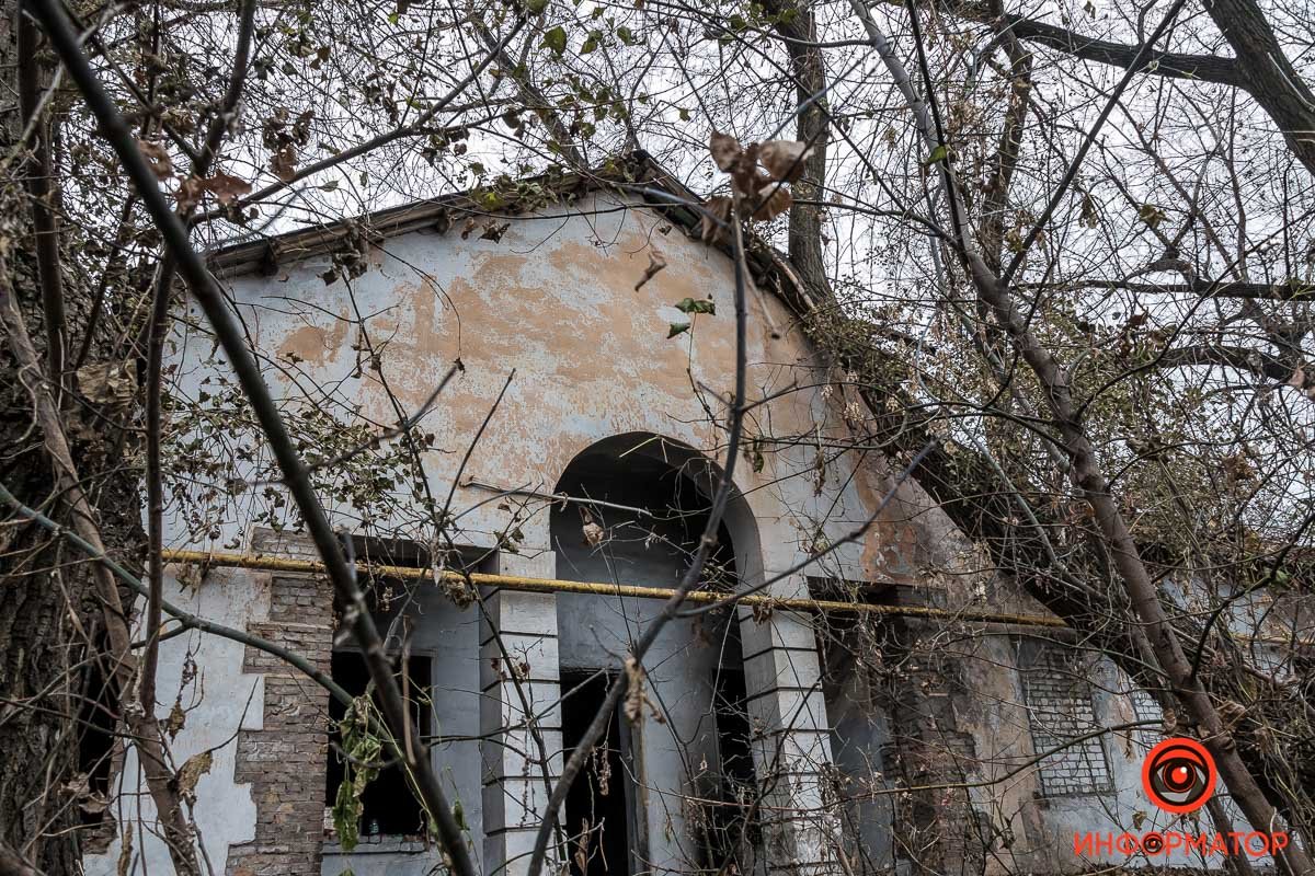 Говорят, это бывший Дом культуры. Видимо, кто-то решил, что он здесь больше не нужен Говорят, это бывший Дом культуры. Видимо, кто-то решил, что он здесь больше не нужен