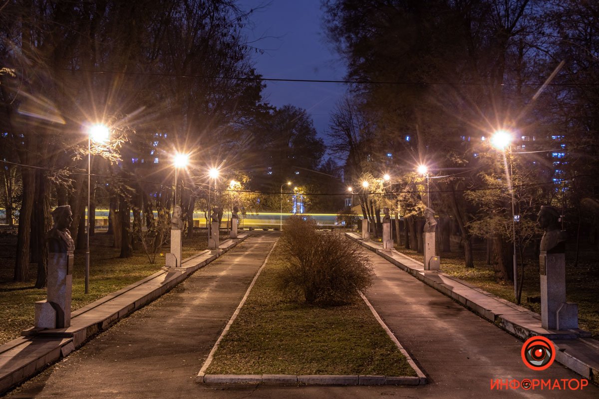 Бюсты героев Крымской войны и обороны Севастополя на центральной аллее парка Бюсты героев Крымской войны и обороны Севастополя на центральной аллее парка