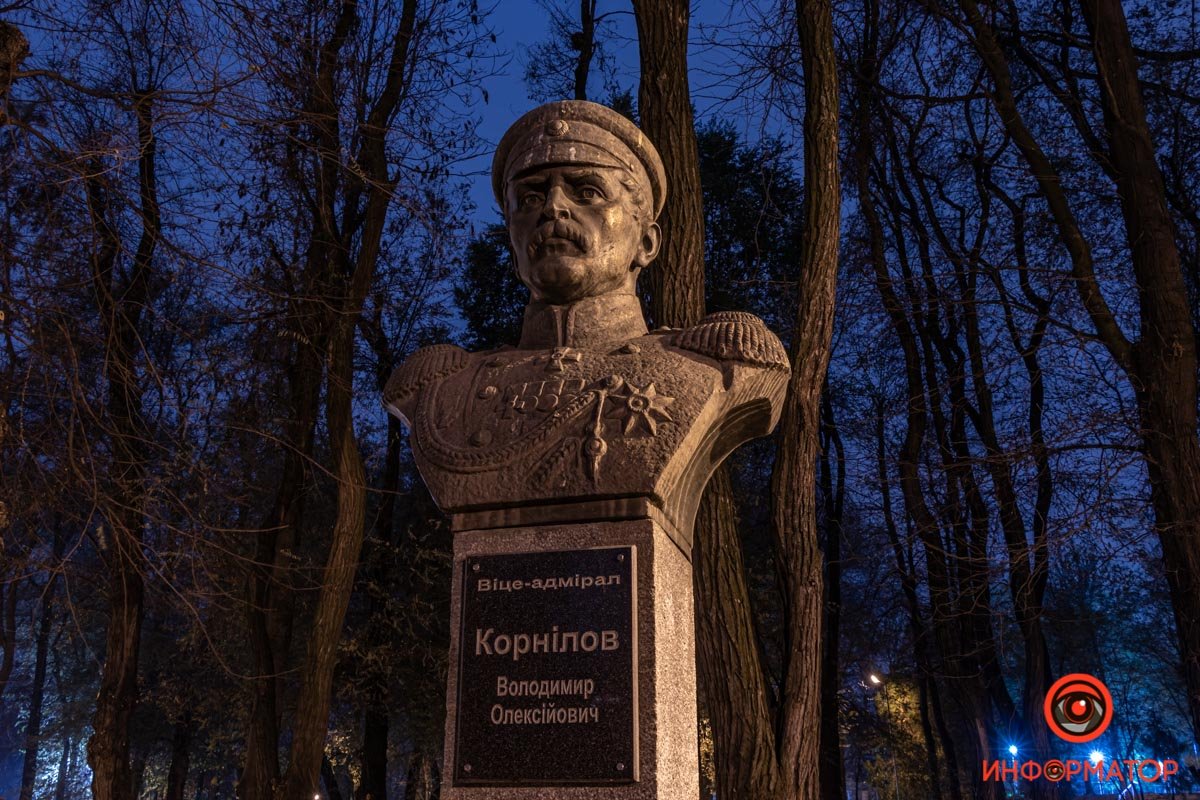 Одного из восьми бюстов не хватает с 2018 года, его попытались украсть и повредили Одного из восьми бюстов не хватает с 2018 года, его попытались украсть и повредили