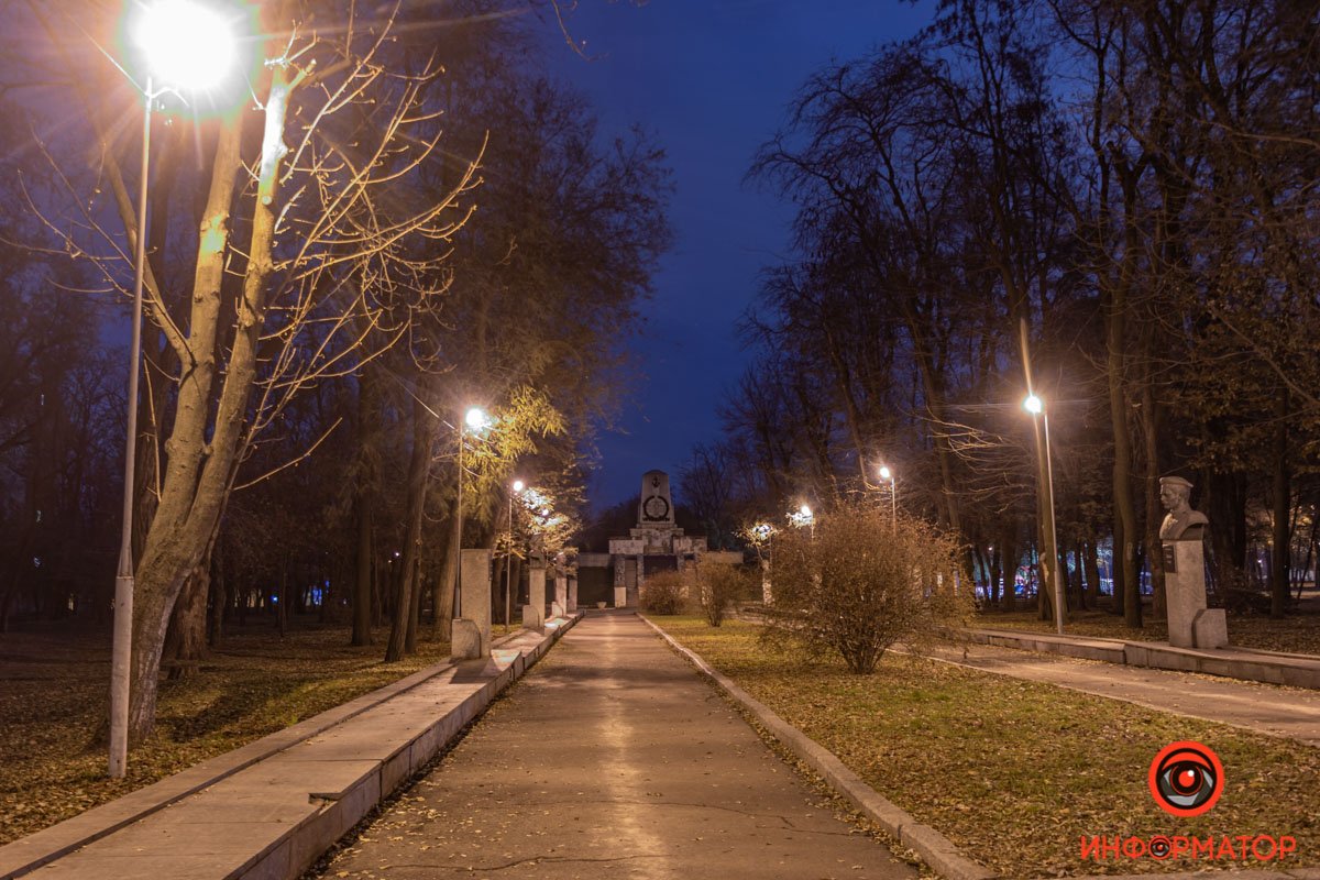 В парке пустынно, люди проходят очень редко В парке пустынно, люди проходят очень редко