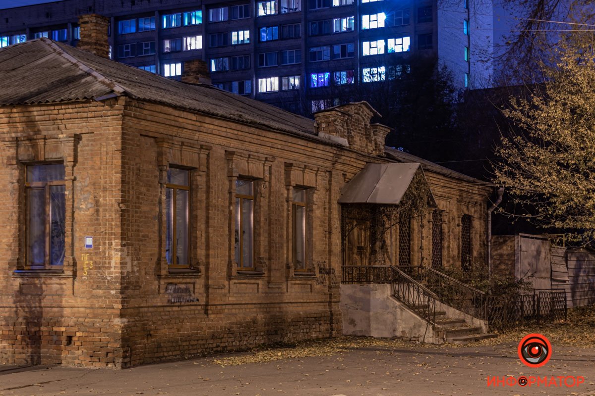 Домик на улице Севастопольской - через дорогу от парка Домик на улице Севастопольской - через дорогу от парка