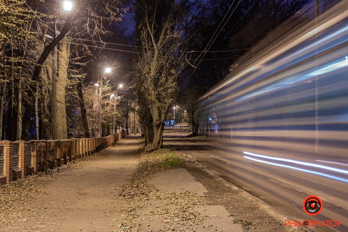 Вдоль парка по Севастопольской курсируют трамваи Вдоль парка по Севастопольской курсируют трамваи