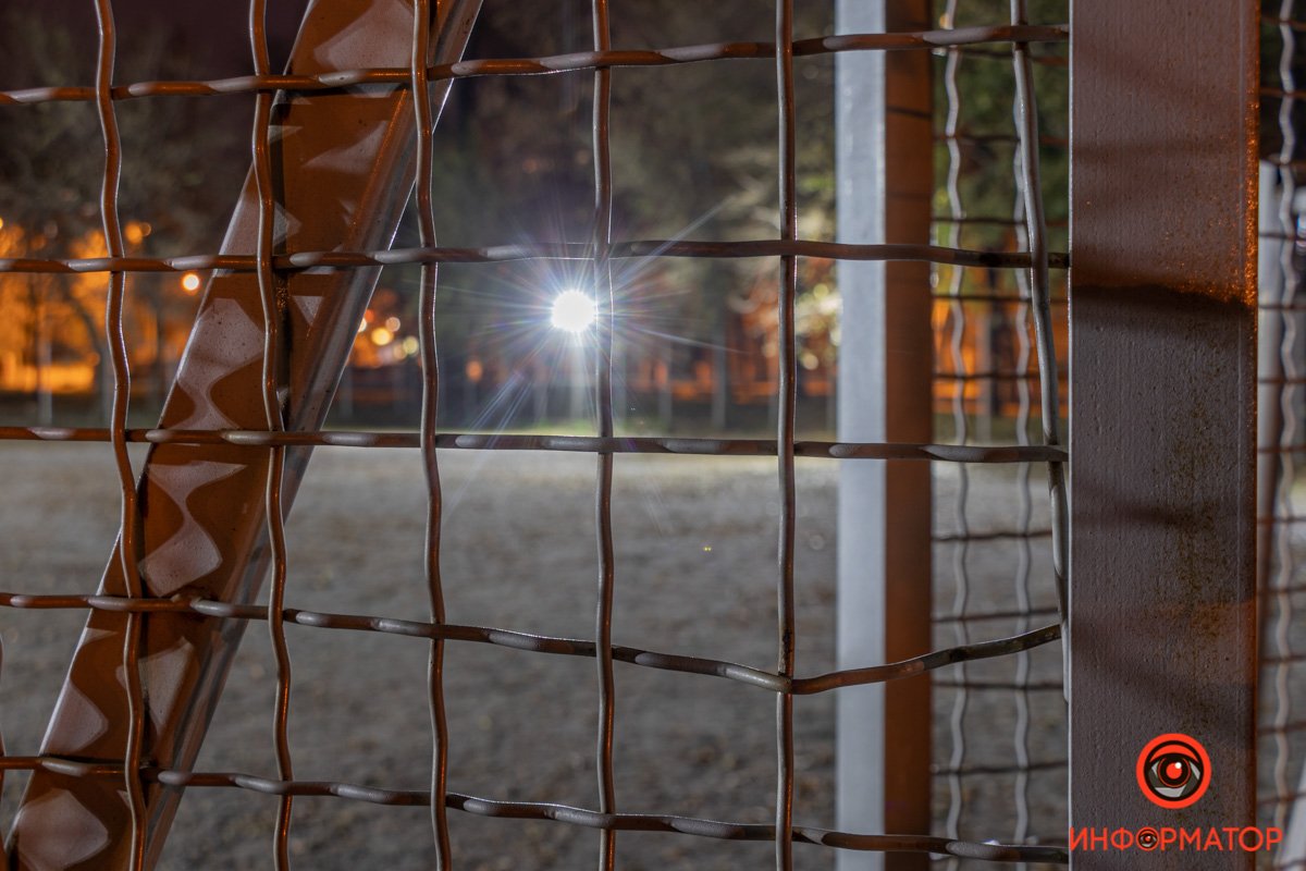 Футбольное поле на окраине парка Футбольное поле на окраине парка