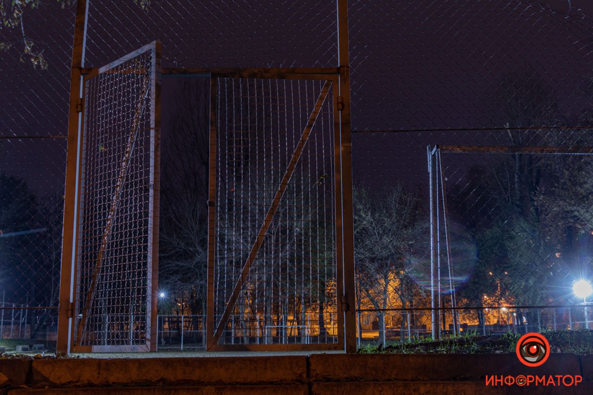 Само поле и ограждение "такие себе", но вот освещение хорошее Само поле и ограждение "такие себе", но вот освещение хорошее