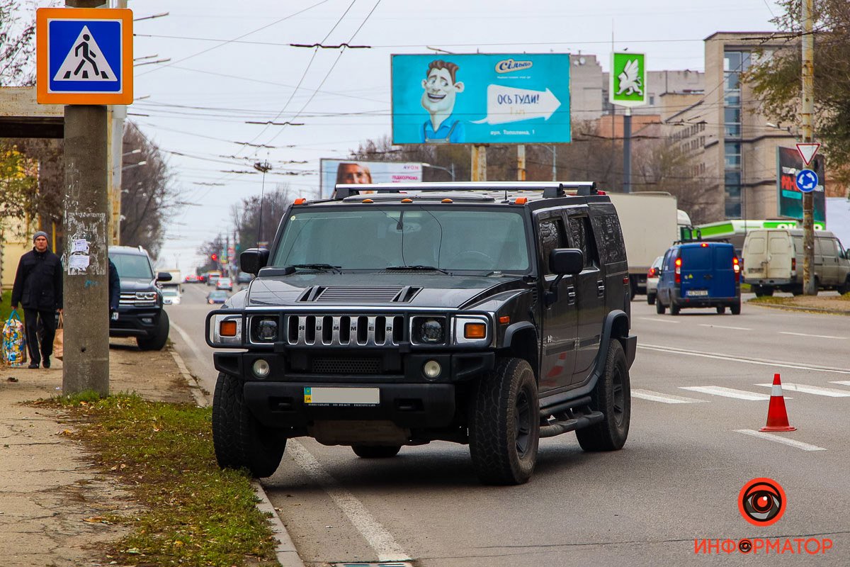 Под колеса Hummer попал мужчина Под колеса Hummer попал мужчина