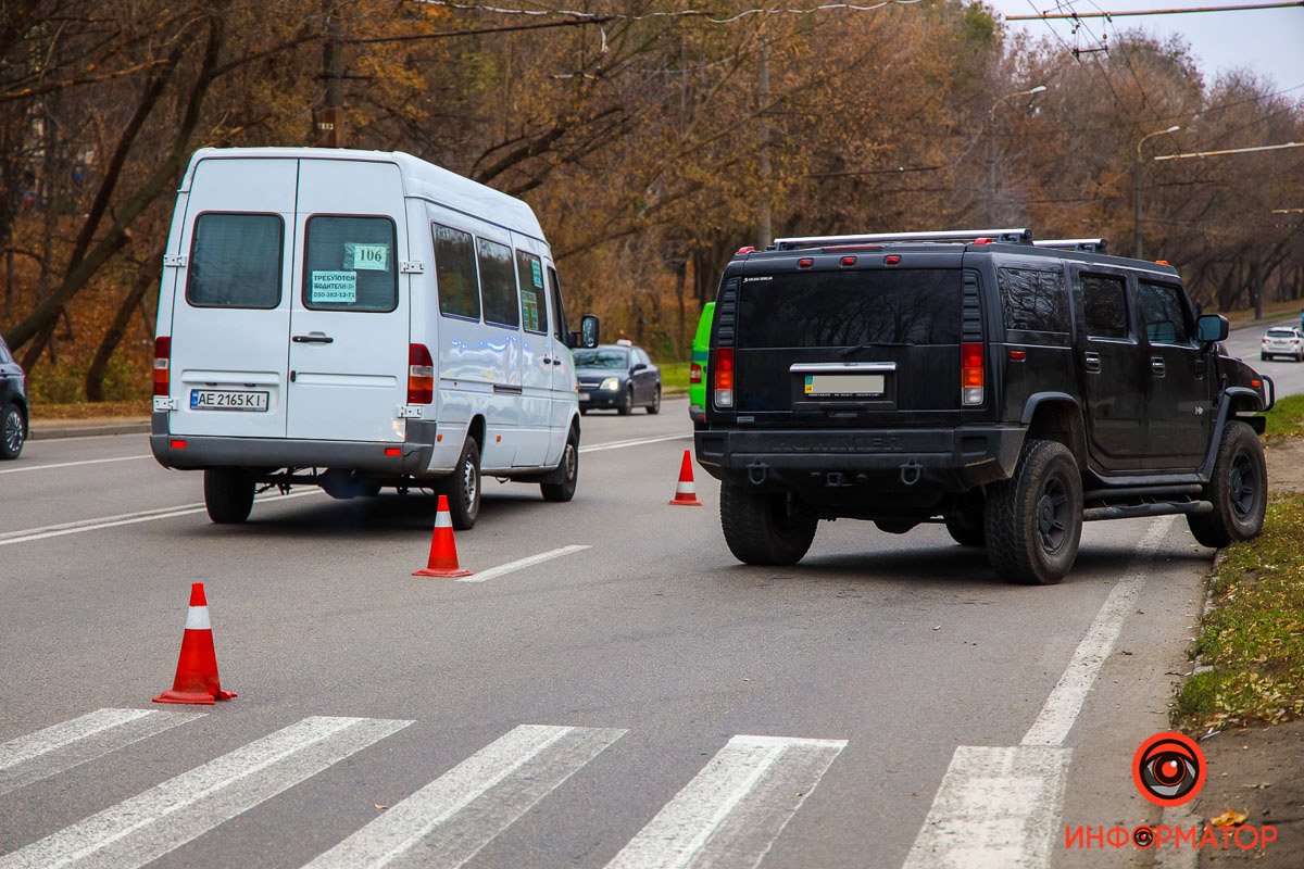 По словам водителя Hummer, он ехал по крайней левой полосе в направлении 12-го квартала По словам водителя Hummer, он ехал по крайней левой полосе в направлении 12-го квартала