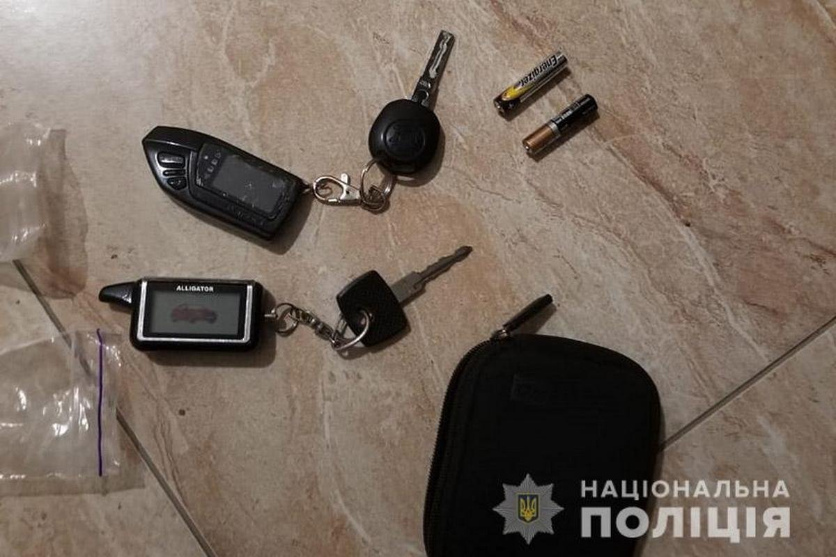 Во время обысков полицейские обнаружили там украденные деньги, а также прибор, с помощью которого они "вскрыли" машину Во время обысков полицейские обнаружили там украденные деньги, а также прибор, с помощью которого они "вскрыли" машину