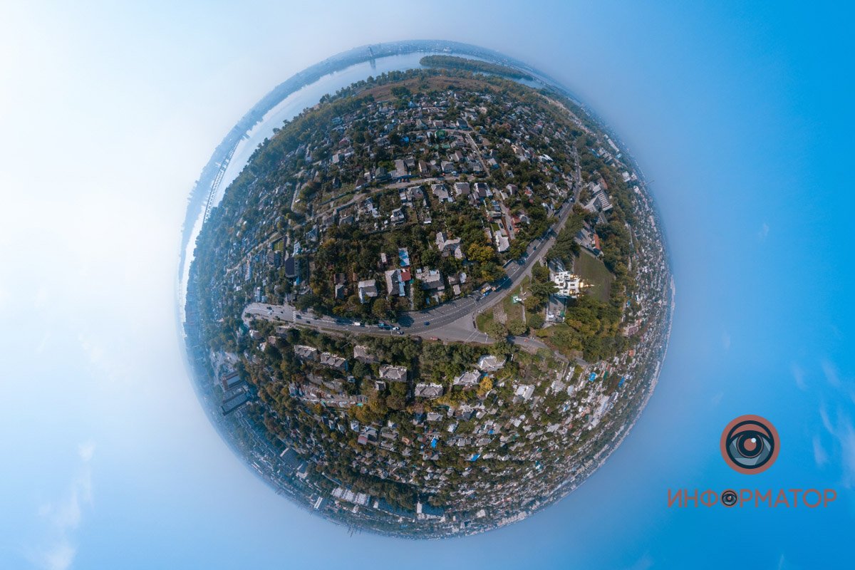 Будто кто-то пустил брата за компьютер, и он на скорую руку построила город в Sims