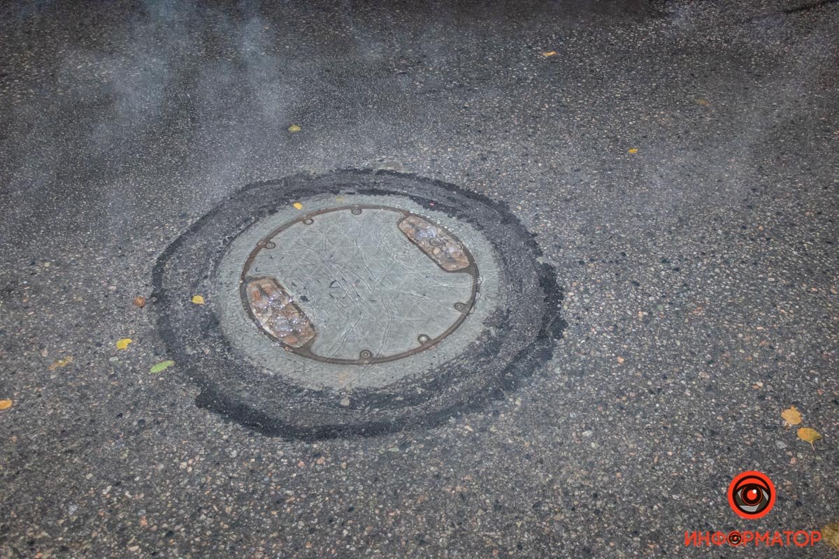 Из-под люка начала течь горячая вода Из-под люка начала течь горячая вода