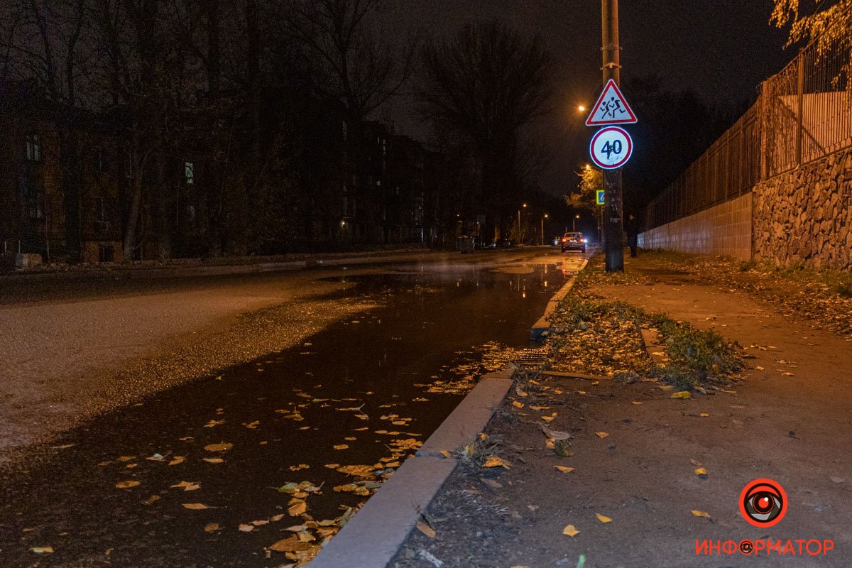 Вода заливает проезжую часть Вода заливает проезжую часть