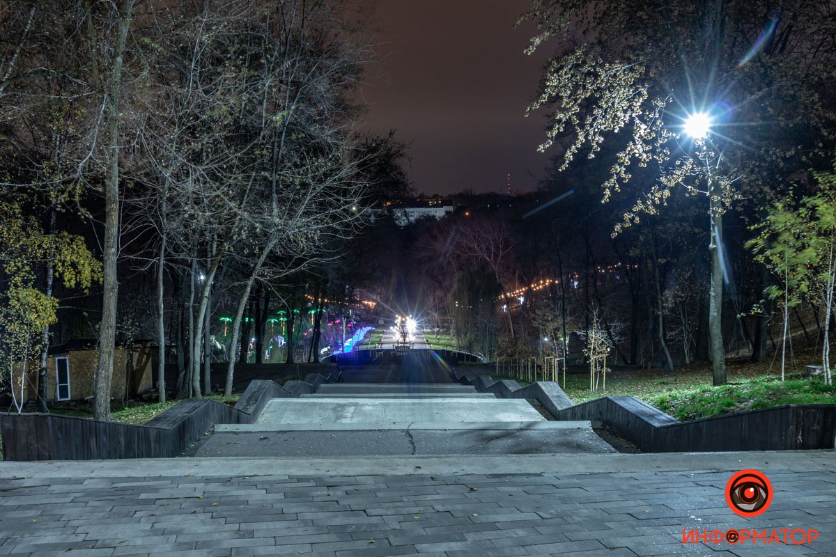 Вниз - к смотровой площадке Вниз - к смотровой площадке