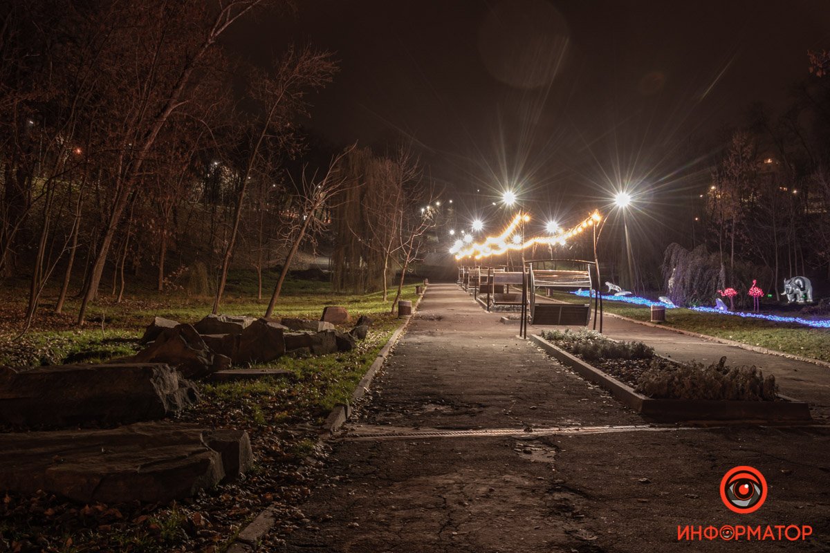 Аллея с лавочками-качелями в балке Аллея с лавочками-качелями в балке