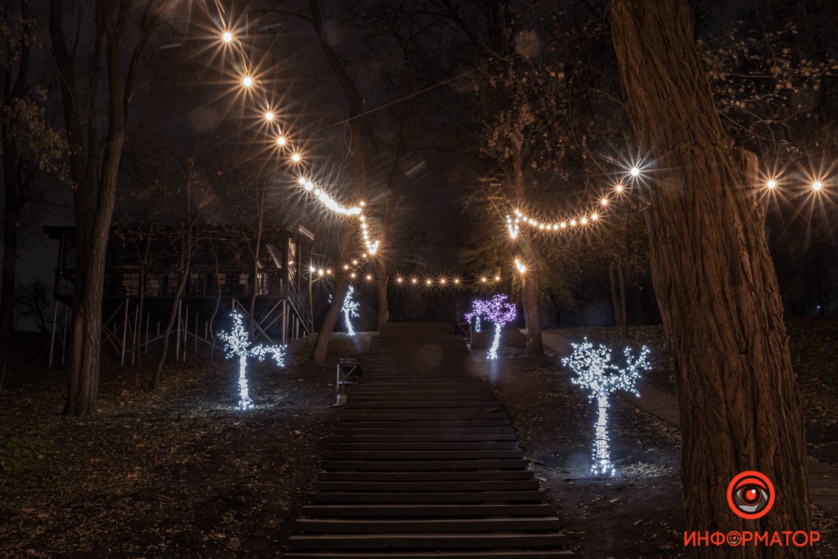 Подняться вверх можно как по бетонным ступеням, так и по дорожке из досок Подняться вверх можно как по бетонным ступеням, так и по дорожке из досок