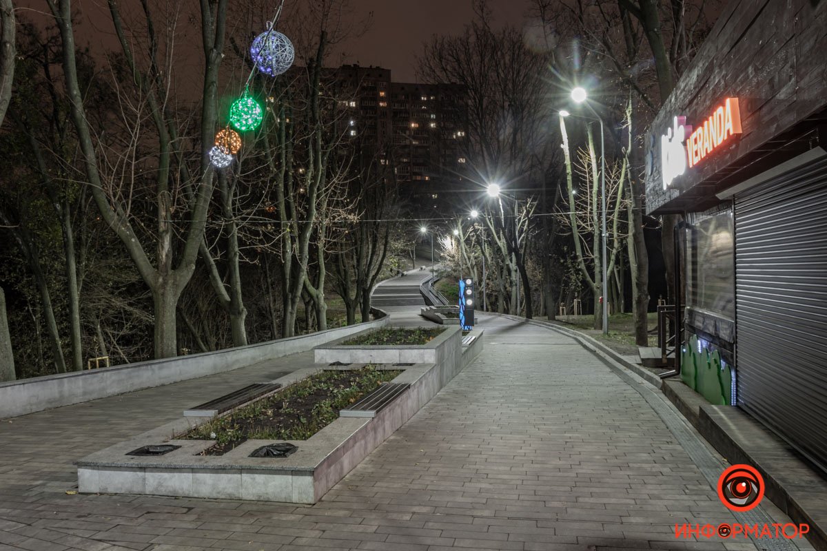 Заведения питания закрыты. Кофе или глинтвейн после долгой прогулки не помешал бы Заведения питания закрыты. Кофе или глинтвейн после долгой прогулки не помешал бы