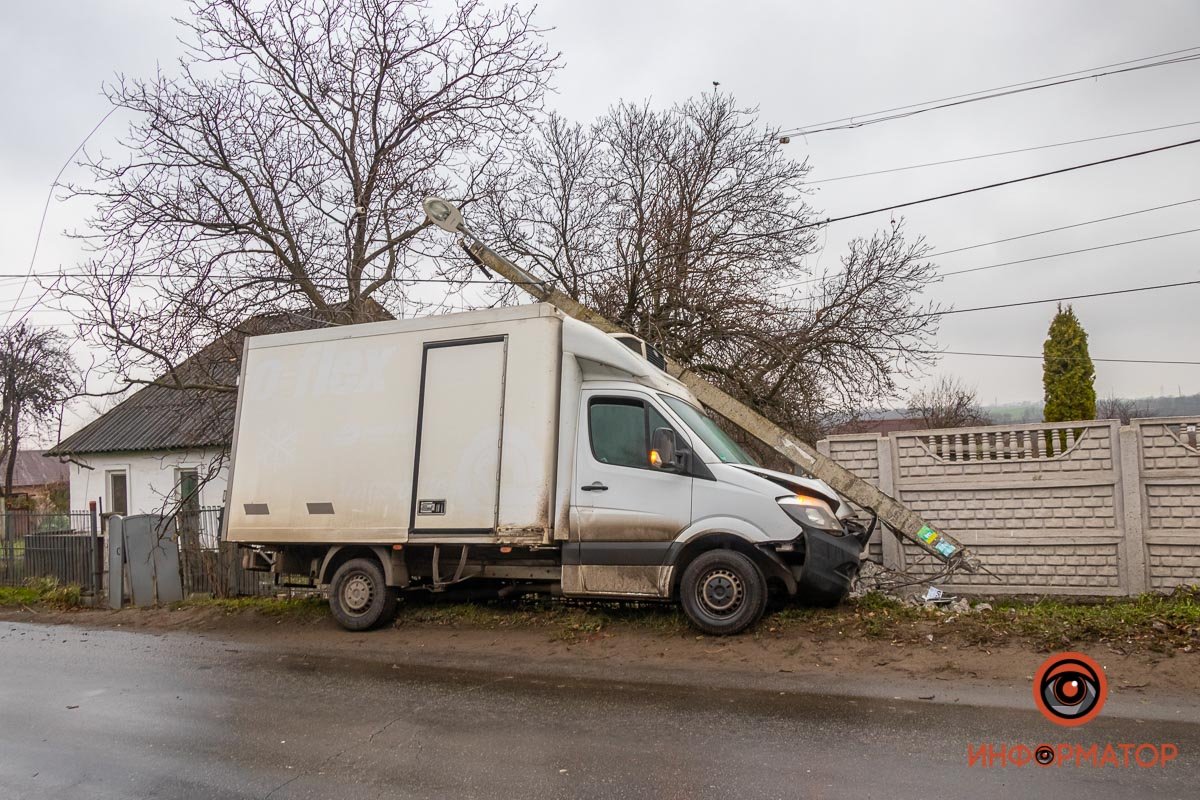 Конструкция упала на кузов авто