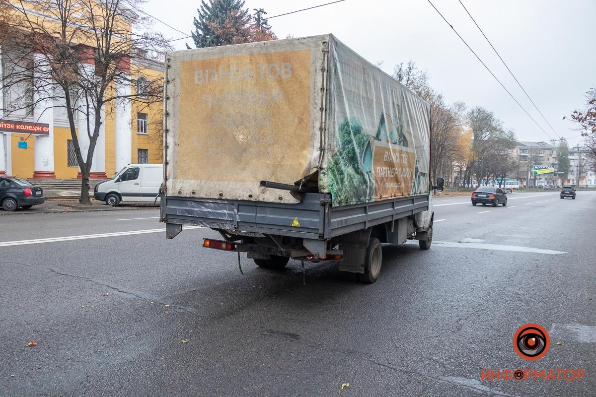 Грузовик отнесло на 20 метров