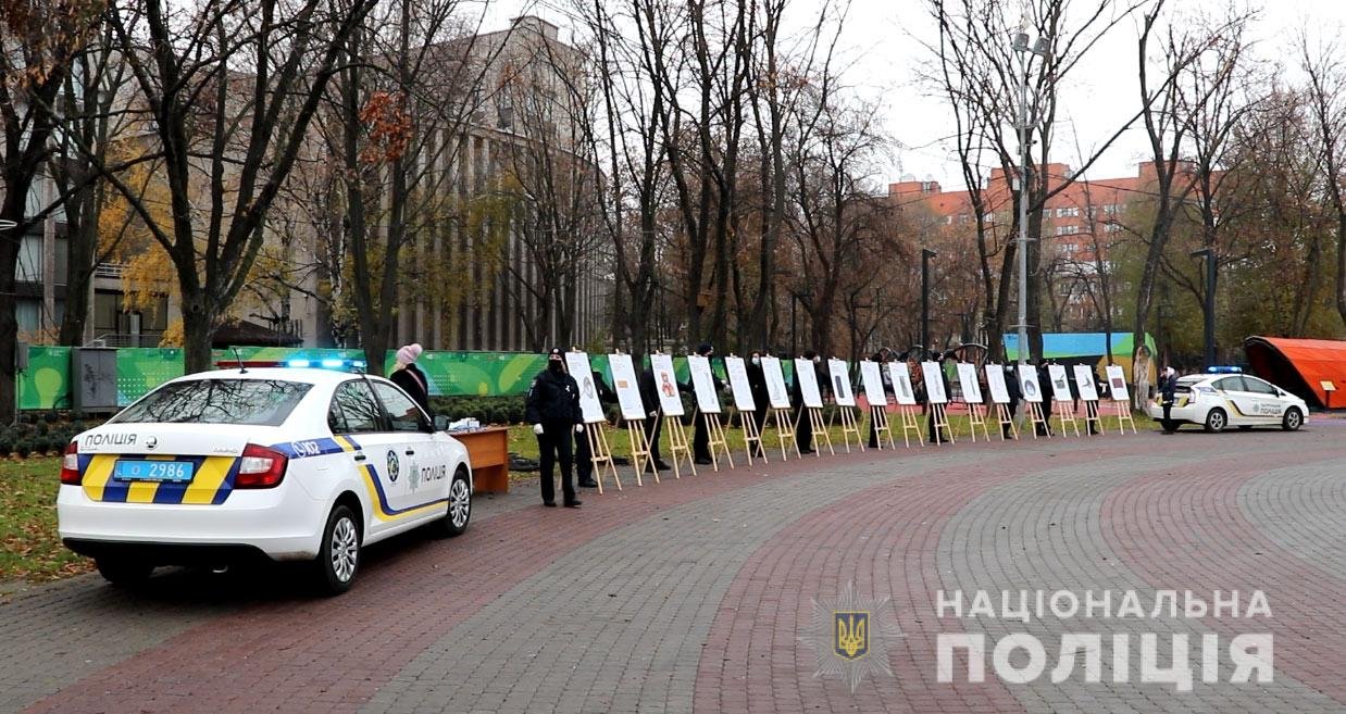 Выставка «Дело в том ...» начала работать 1 декабря, в рамках Всемирной акции «16 дней против насилия» Выставка «Дело в том ...» начала работать 1 декабря, в рамках Всемирной акции «16 дней против насилия»