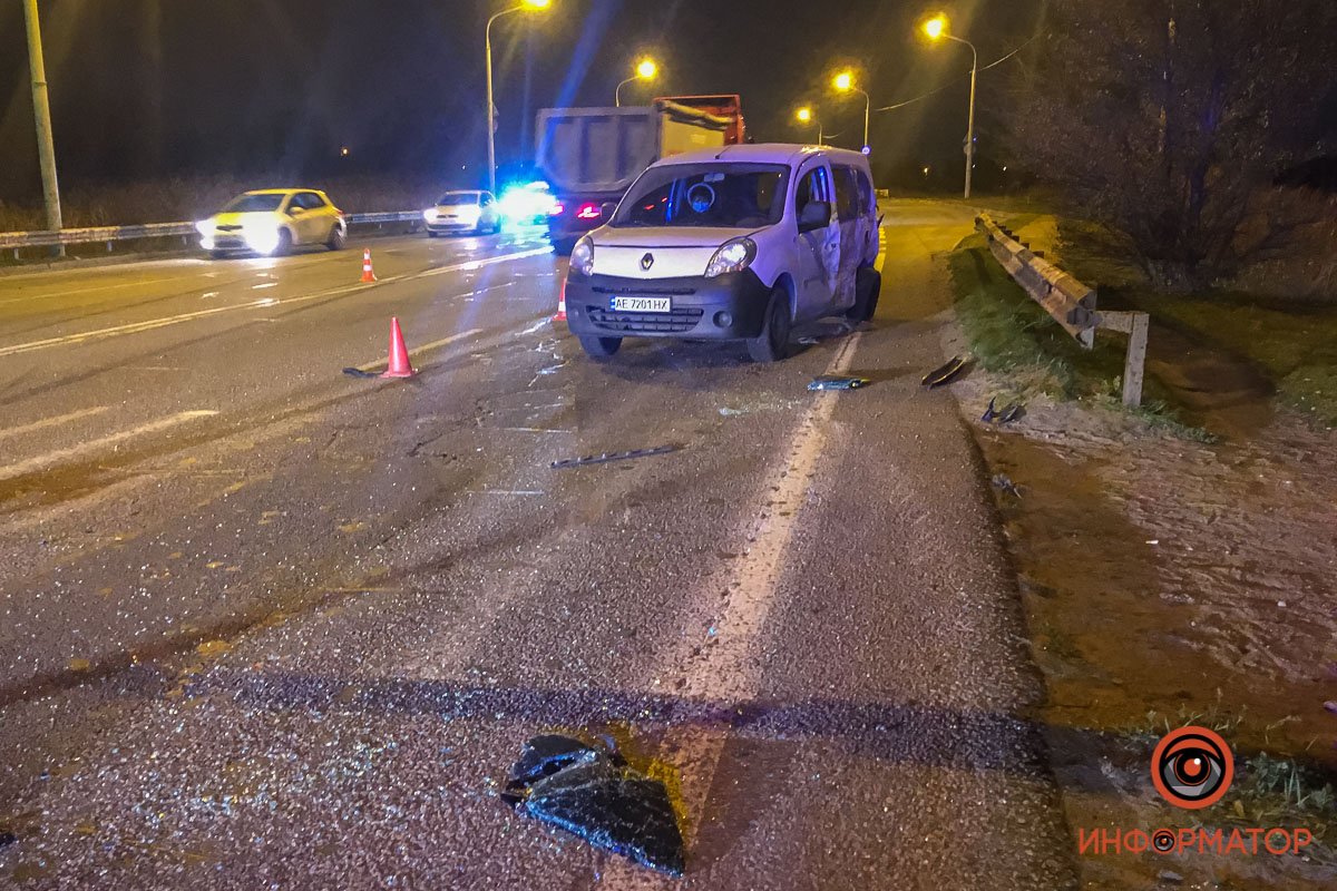 В Днепре на Полтавском шоссе столкнулись Skoda, Volkswagen и Renault: пострадал мужчина 4