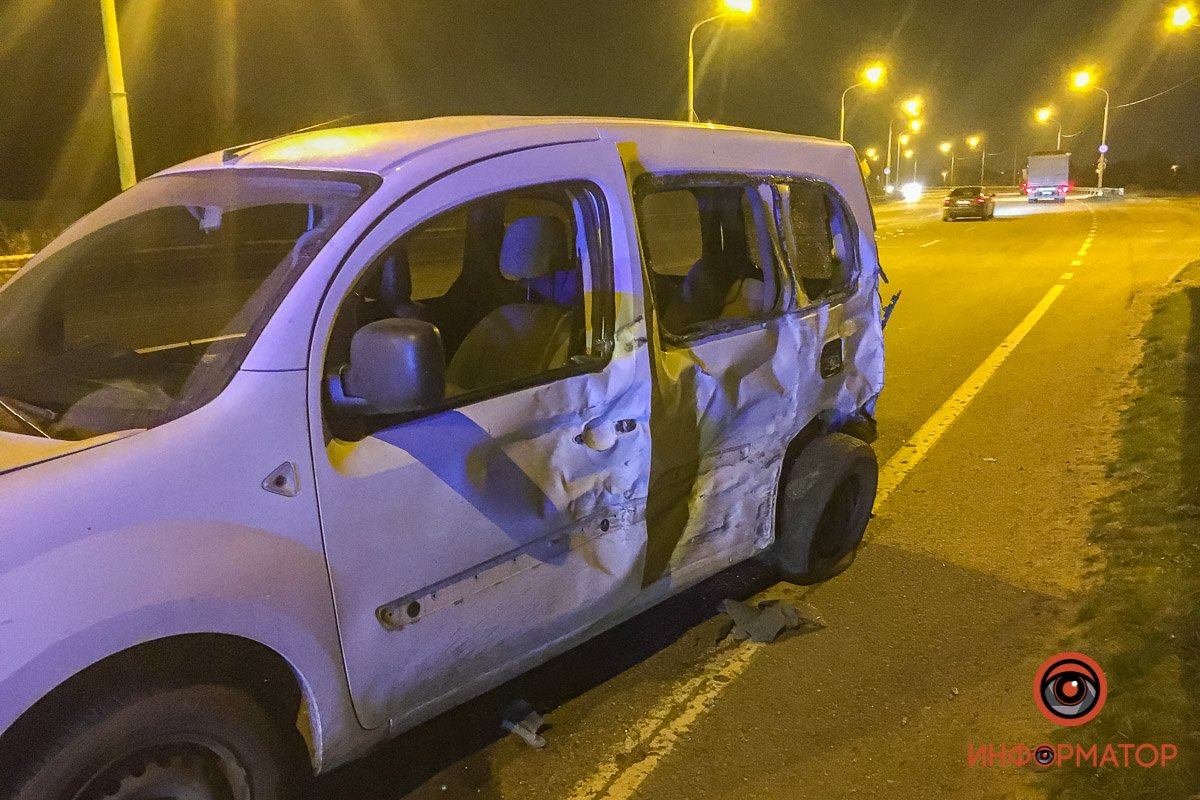В Днепре на Полтавском шоссе столкнулись Skoda, Volkswagen и Renault: пострадал мужчина 5