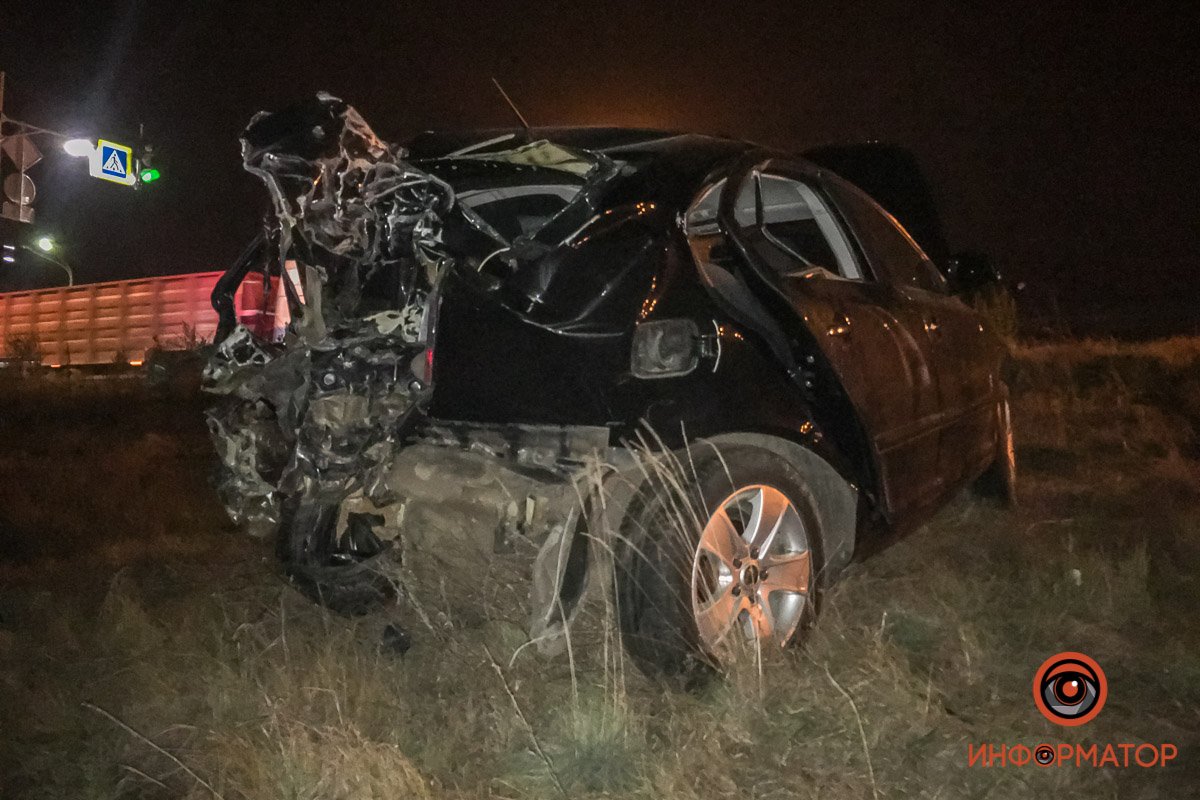 В Днепре на Полтавском шоссе столкнулись Skoda, Volkswagen и Renault: пострадал мужчина 12