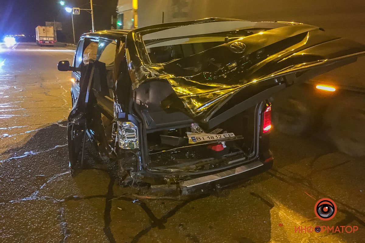 В Днепре на Полтавском шоссе столкнулись Skoda, Volkswagen и Renault: пострадал мужчина 14
