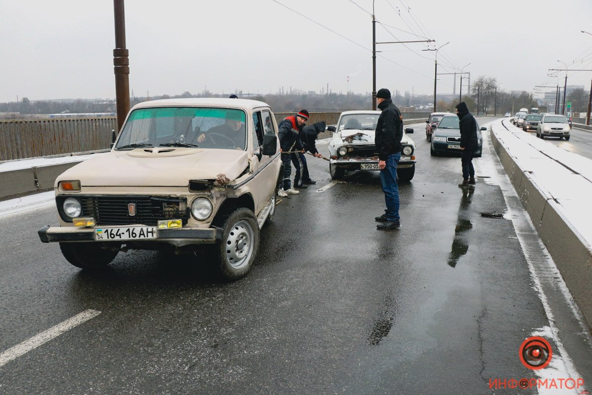 Нива врезалась в отбойник