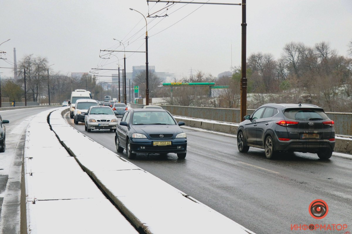 На путепроводе образовался гололед