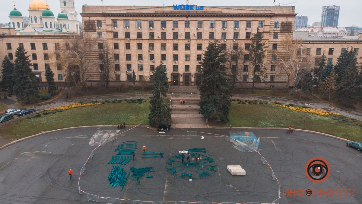 Катка в центре не будет: в Днепре на Героев Майдана начали монтировать главную елку города