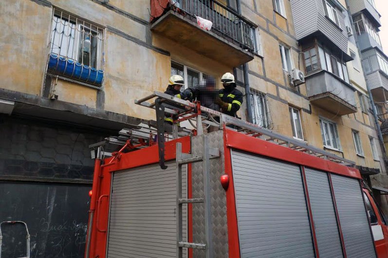 В Днепре на Макарова мужчина выпал из окна на крышу пристройки: пришлось вызывать спасателей 1