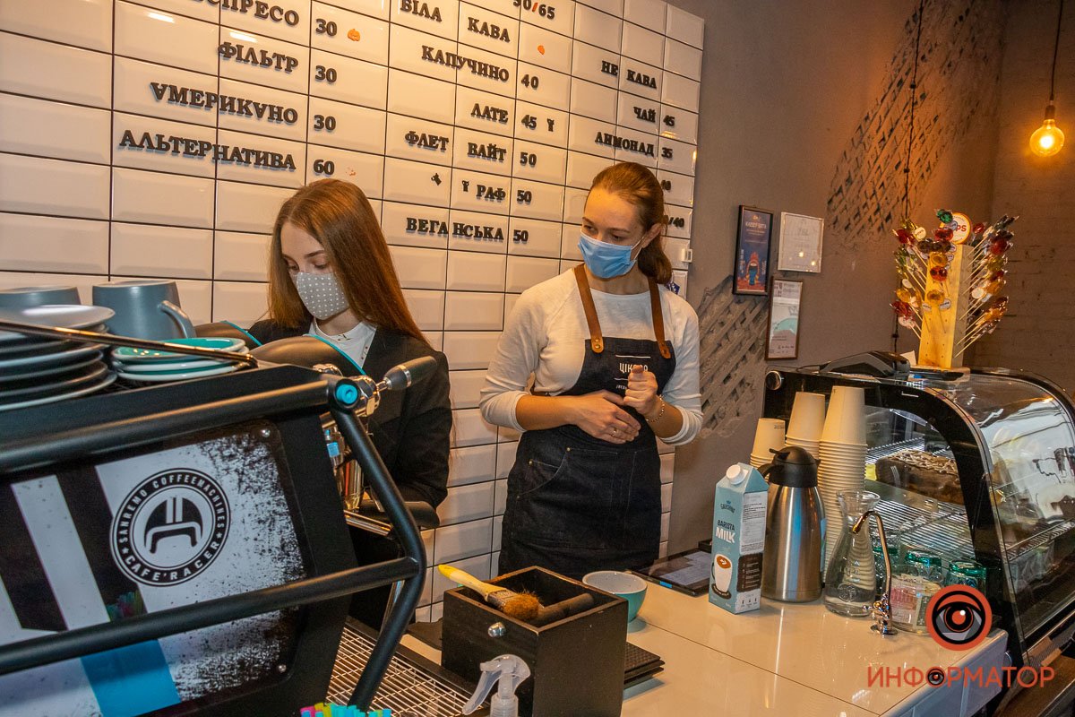 За процессом приготовления кофе внимательно следила профессиональная бариста